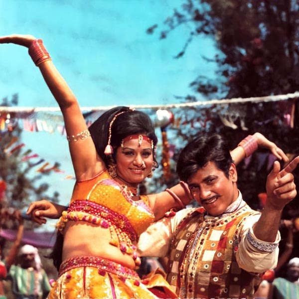 ১৯৭৯ সালে চিনের প্রেক্ষাগৃহে ‘কারবাঁ’ মুক্তি পেলে ৮.৮ কোটি টিকিট বিক্রি হয়।