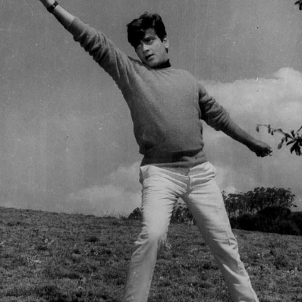 বলিপাড়ায় কানাঘুষো শোনা যায়, ভারতে যে দিন ‘কারবাঁ’ ছবিটি মুক্তি পেয়েছিল, সে দিন ১.৯ কোটি টিকিট বিক্রি হয়েছিল।