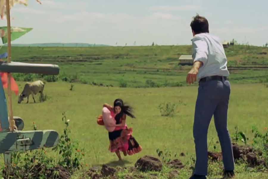 ২০০০ সালে প্রকাশিত একটি রিপোর্ট অনুযায়ী জানা যায়, ‘কারবাঁ’ ছবির মুক্তির পর মোট ৩০ কোটির বেশি টিকিট বিক্রি হয়েছে। 