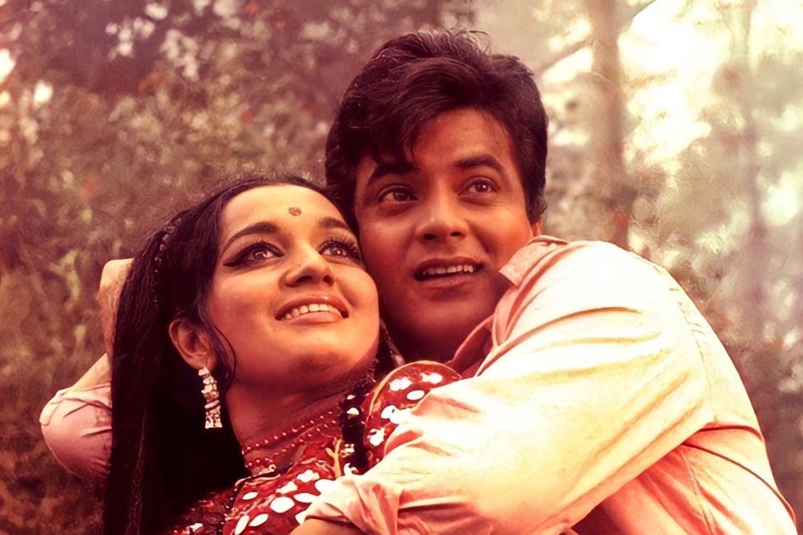 বলিপাড়ার একাংশের অনুমান, সত্তরের দশকে ‘কারবাঁ’ ছবিটি যা উপার্জন করেছিল, তা বর্তমান সময়ে মুক্তি পেলে ১৩০০ কোটি টাকার ব্যবসা করতে সক্ষম হত। হাজার কোটির ক্লাবে নাম লিখিয়ে ফেলত এই ছবি।