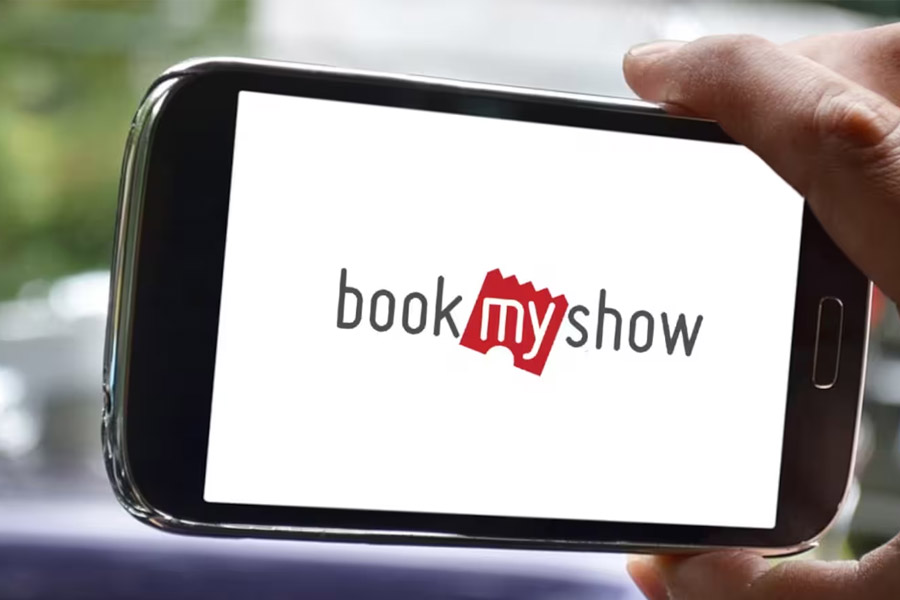 জুলাই মাসের শেষে মুক্তি পেয়েছিল ক্রিস্টোফার এ়ডওয়ার্ড নোলান পরিচালিত ‘ওপেনহাইমার’ এবং গ্রেটা গারউইগ পরিচালিত ‘বার্বি। হলিউডের এই দুই ছবি যে বক্স অফিস থেকে দুর্দান্ত ব্যবসা করেছে, তা আর বলার অপেক্ষা থাকে না। শোনা যায়, প্রেক্ষাগৃহে ছবি মুক্তির আগেই সাড়ে তিন লাখ টিকিট বুক হয়ে গিয়েছিল এই দু’টি ছবির। তা-ও অনলাইন টিকিট বুক করার প্ল্যাটফর্ম ‘বুকমাইশো’-এর মাধ্যমে।