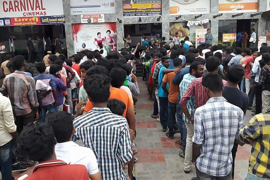  সিনেপ্রেমীরা প্রেক্ষাগৃহের সামনে ছবি শুরু হওয়ার নির্দিষ্ট সময়ের আগে পৌঁছে লাইনে দাঁড়িয়ে টিকিট কিনতেন। সে দৃশ্য ধীরে ধীরে শহরের বুক থেকে বিরল হয়ে যাচ্ছে। এখন আগাম টিকিট বুকিং করা যায়। বাড়িতে বসেই। টাকা দেওয়ার প্রক্রিয়াও খুব সহজ। মোবাইল ফোনে একের পর এক অপশন বেছে নিলেই সিনেমার টিকিট কাটা হয়ে যায়। কিন্তু এই অত্যাধুনিক পরিকল্পনার সূত্রপাত কোথা থেকে?