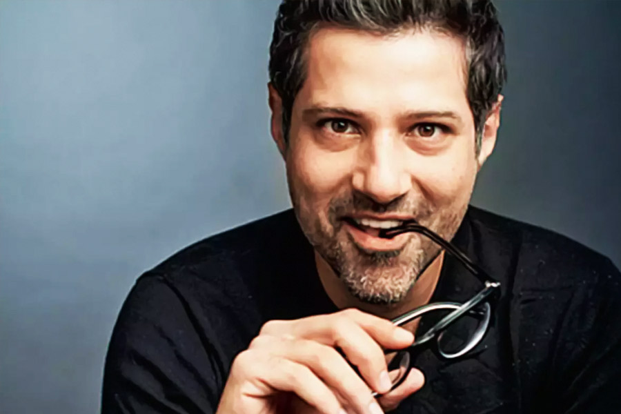 ১৯৭৫ সালে মুম্বইয়ের জুহু এলাকায় এক বিত্তশালী পরিবারে জন্ম আশিসের। মুম্বইয়ের স্কুল এবং কলেজে পড়াশোনা করেছেন তিনি। মার্কেটিং নিয়ে এমবিএ করেন তিনি। ১৯৯৭ সালে স্নাতকোত্তর ডিগ্রি নিয়ে পাশ করেন আশিস।