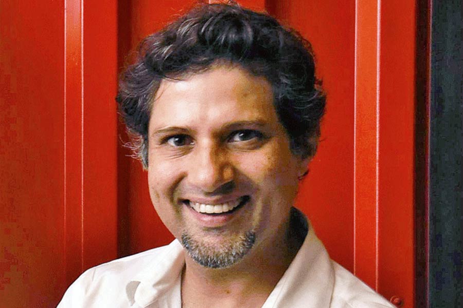 এমবিএ করার পর এক বিজ্ঞাপন সংস্থায় কাজ শুরু করেন আশিস। সেই সংস্থার ব্যবস্থাপনার দায়িত্বে ছিলেন তিনি। এই পেশায় থাকাকালীন বন্ধুদের সঙ্গে দক্ষিণ আফ্রিকায় ঘুরতে গিয়েছিলেন আশিস। সেখানে গিয়ে অনলাইন মাধ্যমে সিনেমার টিকিট কাটার পরিকল্পনা আসে আশিসের মাথায়।