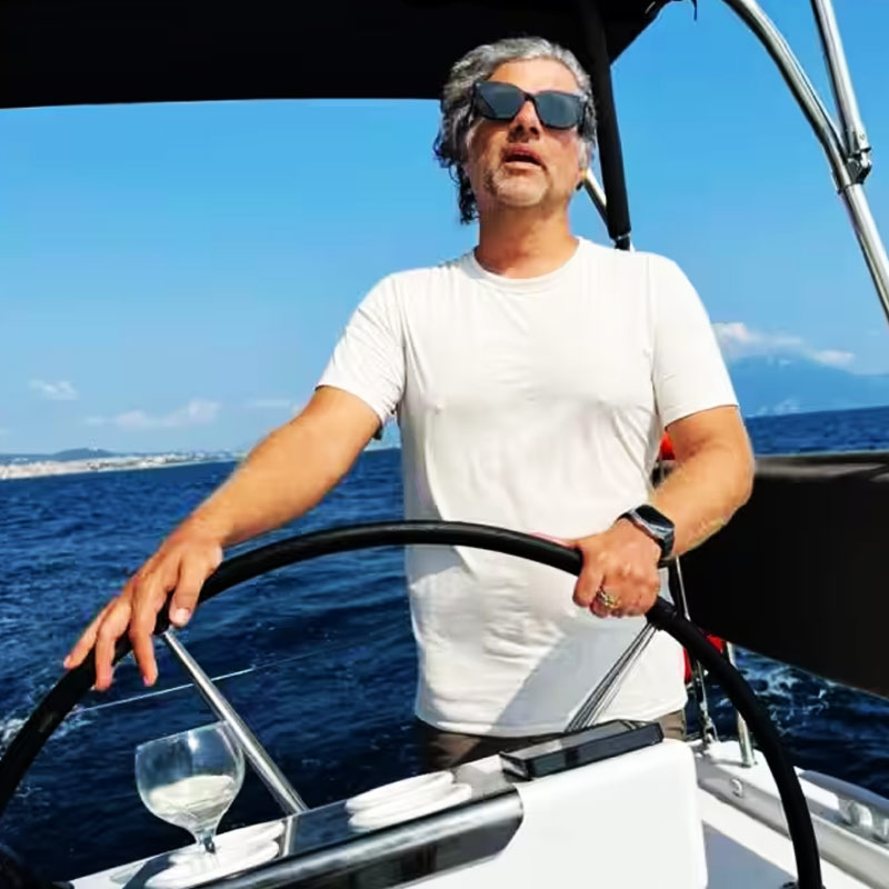 ২৪ বছর বয়সে ব্যবসা শুরু করেছিলেন আশিস। ২০১৭ সালে পিভিআর-এর সঙ্গে ১ হাজার কোটি টাকা চুক্তি স্বাক্ষর হয় ‘বুকমাইশো’-এর। পিভিআর-এর টিকিট কাউন্টার থেকে যে টিকিটগুলি বিক্রি হত না, তা অনলাইনে বিক্রি করত ‘বুকমাইশো’।