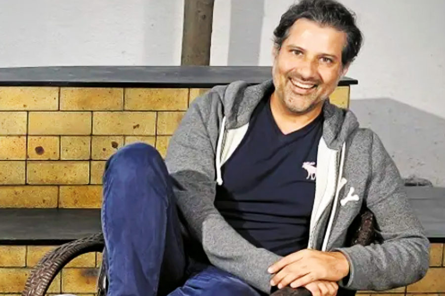 মুম্বই, দিল্লি, হায়দরাবাদ, চেন্নাই এবং বেঙ্গালুরু মিলিয়ে মোট ৪০০ জন কর্মী ‘বুকমাইশো’-এর সঙ্গে নিযুক্ত রয়েছেন। বর্তমানে মুম্বইয়ে স্ত্রী-সন্তান নিয়ে থাকেন ‘বুকমাইশো’-এর অধিকর্তা আশিস।