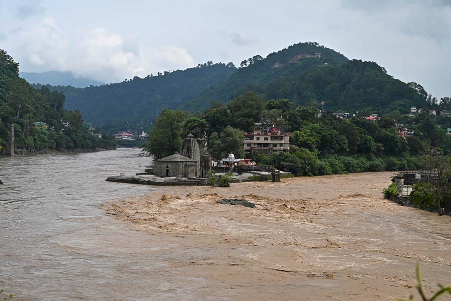 Himachal Pradesh’s condition worsen due to heavy rainfall and landslide