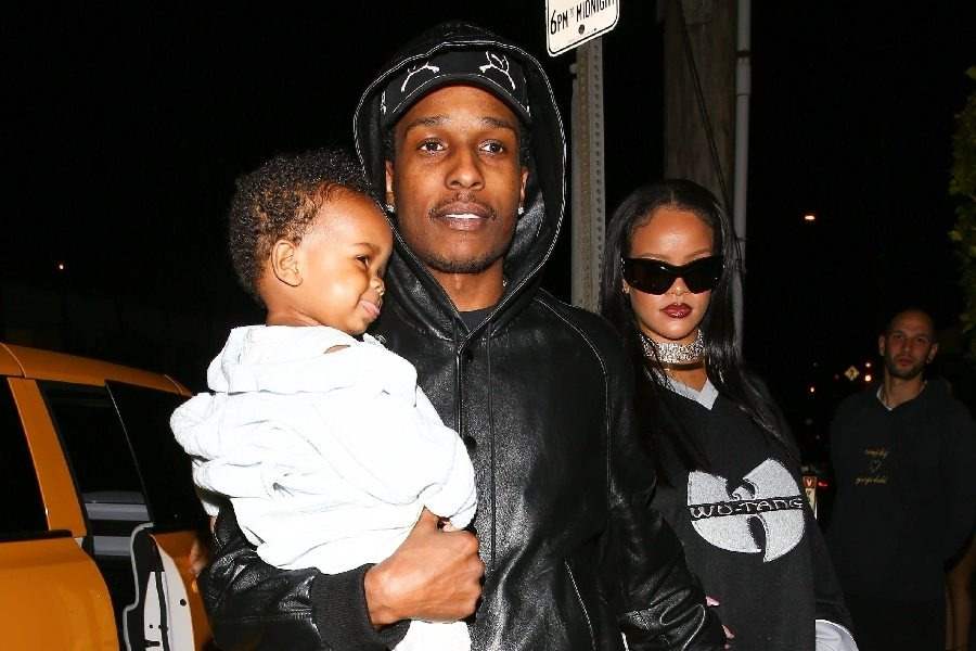 সপরিবার রিয়ানা।