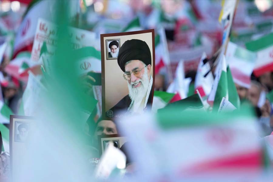 কী নিয়ে দ্বন্দ্ব পশ্চিম এশিয়ার অন্যতম গুরুত্বপূর্ণ দুই রাষ্ট্রের? ‘ইসলামের আঁতুড়ঘর’ সৌদির সঙ্গে ইরানের বিরোধের মূল কারণ কিন্তু ধর্মীয় মতভেদই। সৌদি আদ্যোপান্ত সুন্নি অধ্যুষিত দেশ। ইরানের অধিকাংশ বাসিন্দা শিয়া। 