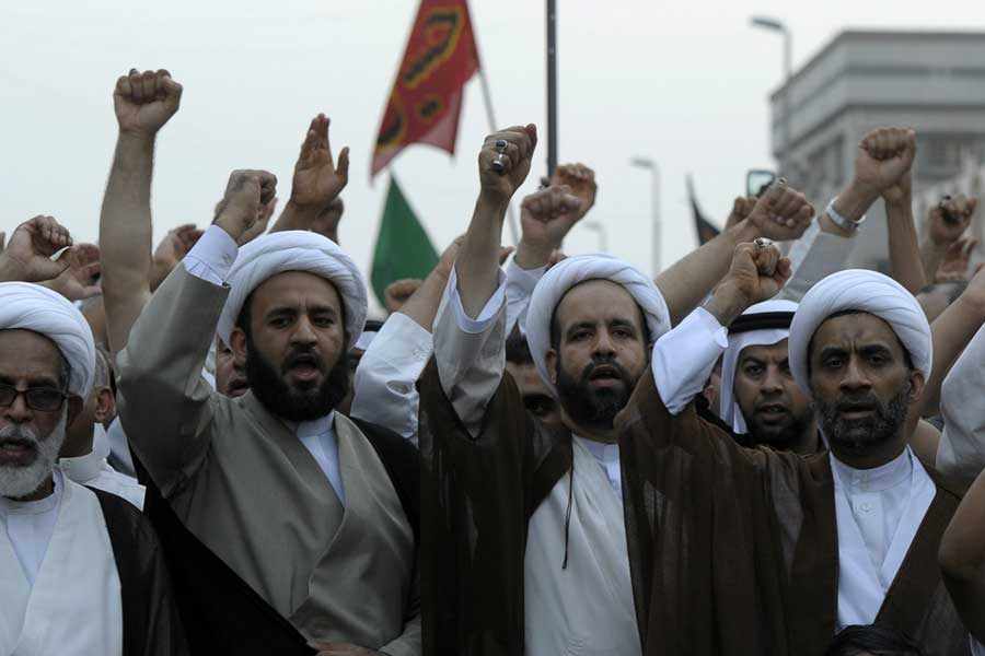 সৌদির এই ইসলামি আধিপত্য প্রথম চ্যালেঞ্জের মুখে পড়ে ১৯৭৯ সালে। ওই বছর থেকেই ইরানে শিয়াপন্থী মুসলমানেরা বিদ্রোহী হয়ে ওঠেন। তাঁরা শিয়া আদর্শকে ইরানের গণ্ডির বাইরে ছড়িয়ে দিতে চেয়েছিলেন। 