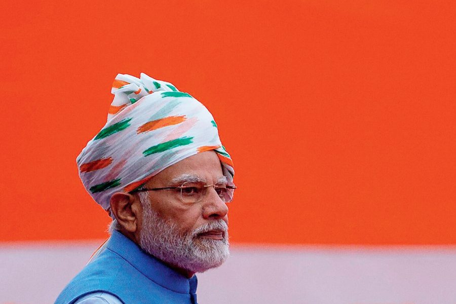 স্বাধীনতা দিবসের ভাষণ দিতে প্রতি বছরই মাথায় রঙিন পাগড়ি বেঁধে হাজির হন প্রধানমন্ত্রী নরেন্দ্র মোদী। প্রতি বারই পাগড়ির রং বদলায়। কেতা বদলায়। ৭৭তম স্বাধীনতা দিবসেও বদলেছে। মঙ্গলবার সকালে লাল কেল্লায় মোদী বক্তৃতা করেছেন রংবেরঙের রাজস্থানি বাঁধনি ছাপের পাগড়ি পরে। হঠাৎ রাজস্থানি পাগড়ি কেন? কারণ কি রাজস্থানের আসন্ন ভোট? মোদীর পোশাক নিয়ে ইতিমধ্যেই শুরু হয়েছে তাত্ত্বিক কাটাছেঁড়া।