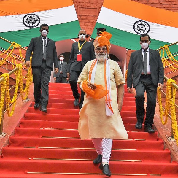 কিন্তু সত্যিই কি ভোট দেখে পোশাক বাছেন প্রধানমন্ত্রী? গত দশ বছরের স্বাধীনতা দিবসে কবে কোন পোশাক পরেছেন তিনি? 