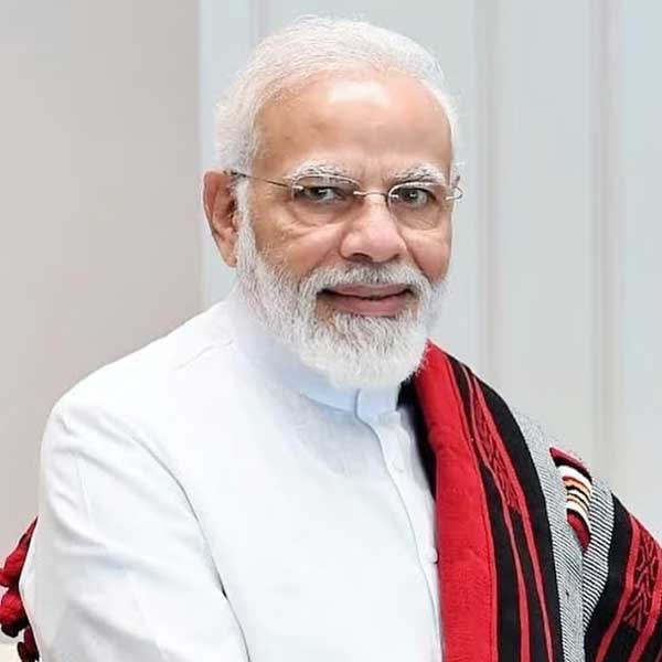 দেশের পোশাক সচেতন রাজনীতিবিদদের মধ্যে প্রধানমন্ত্রী মোদী যে অন্যতম, তা তাঁর সমালোচকেরাও মানবেন। গুজরাতের মুখ্যমন্ত্রী থাকার সময় থেকেই পোশাক-পরিচ্ছদ নিয়ে মোদীর সচেতনতার প্রমাণ পাওয়া যেত। শোনা যায়, এক দিনে দু’জায়গায় বক্তৃতা থাকলে মোদীর গাড়িতে দু’টি আলাদা পোশাক আলাদা জ্যাকেট, প্রয়োজনে আলাদা উড়নিও রাখা হত এক সময়ে।