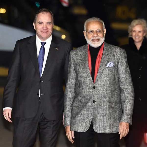 সেই মোদী দেশের স্বাধীনতা দিবসের ভাষণ দেওয়ার পোশাক যে ভেবেচিন্তে বাছবেন, সে ব্যাপারে দ্বিমত থাকার কথা নয়। কারণ, এর আগেও মোদীকে দেখা গিয়েছে বিভিন্ন দেশে বা রাজ্যে গিয়ে সে দেশের বেশে সাজতে। সে আফ্রিকা হোক বা মেঘালয় কিংবা হিমাচল। 