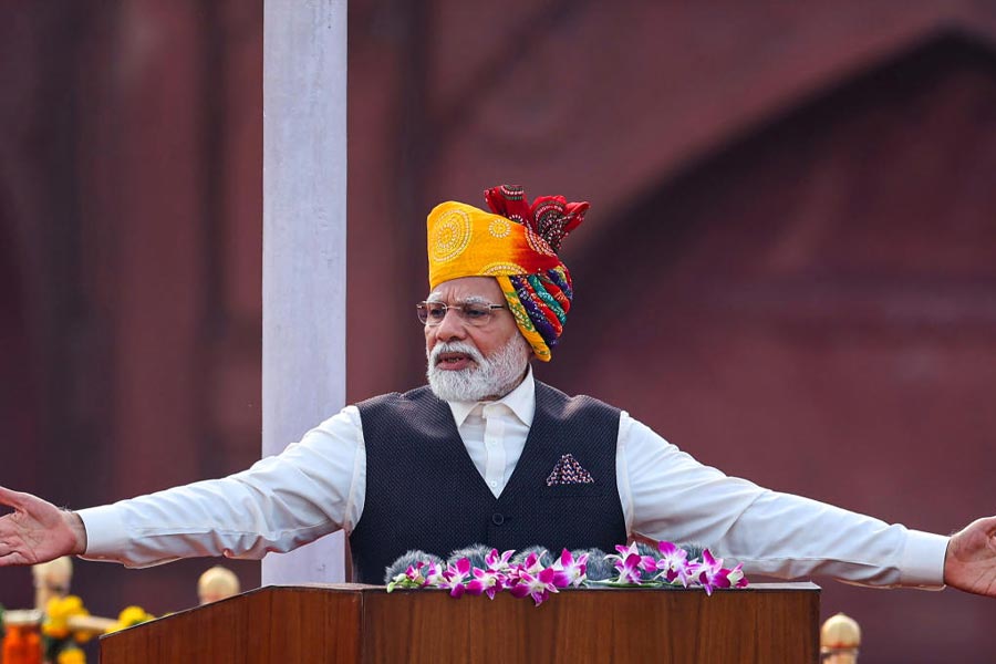 শিরসজ্জা নিয়ে বরাবরই সচেতন মোদী। সব সময় মাথায় টুপি বা পাগড়ি পরেন, তা নয়। তবে সময়-সুযোগ হলে উপলক্ষ অনুযায়ী প্রধানমন্ত্রীকে হ্যাট, সাফারি ক্যাপও পরতে দেখা গিয়েছে। সাধারণতন্ত্র দিবসেও মোদী প্রতি বছরই ভাষণ দিয়েছেন কখনও পাগড়ি, কখনও আবার ঐতিহ্যবাহী টুপি পরে। তবে গত ১০ বছরে স্বাধীনতা দিবসে পাগড়ি ছাড়া অন্য কিছু পরেননি। 