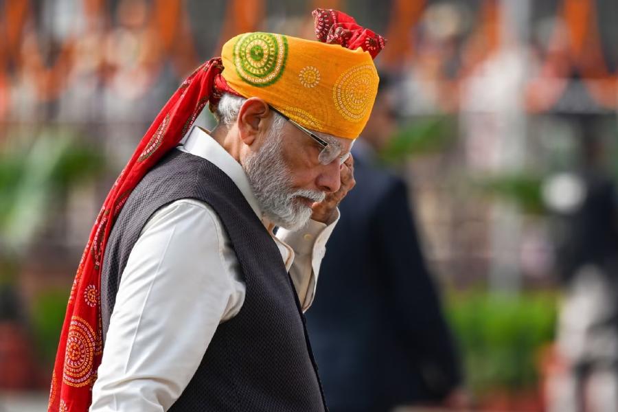 বছর শেষে বিধানসভা ভোট রাজস্থানে। নভেম্বরে বা তার আগেও হতে পারে। স্বাভাবিক ভাবেই বিরোধীরা বলতে শুরু করেছেন ১৫ অগস্টের ভাষণের মঞ্চে তাই ইচ্ছে করেই মোদী বেছে নিয়েছেন রাজস্থানের ঐতিহ্যবাহী কাপড়। 