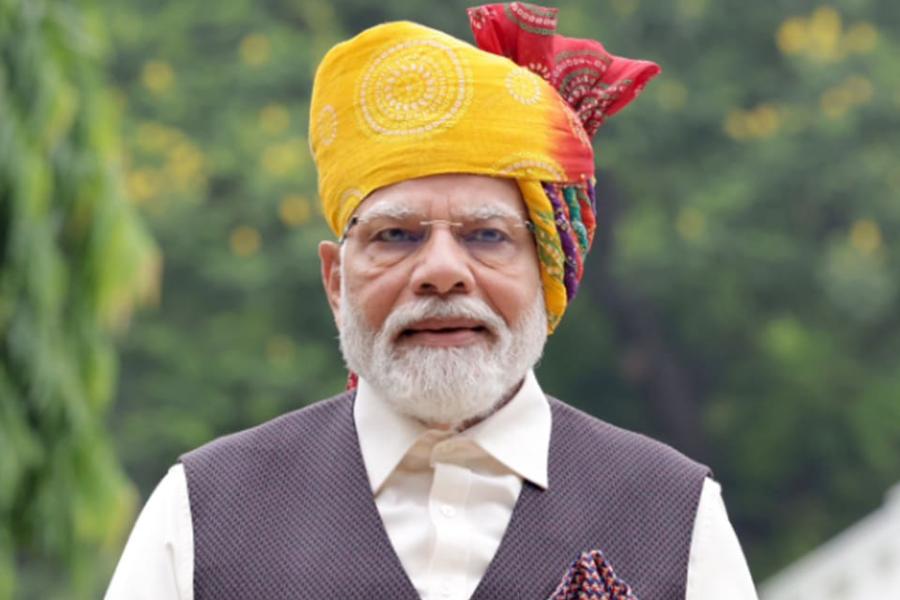 ২০১৯ সালের নির্বাচিত সরকারের প্রধানমন্ত্রী হিসাবে এটিই ছিল মোদীর শেষ স্বাধীনতা দিবসের বক্তৃতা। আর প্রধানমন্ত্রী হিসাবে দশম স্বাধীনতা দিবস। মঙ্গলবার মোদী পরেছিলেন ভি-গলা কালো জ্যাকেট। সঙ্গে সাদা কুর্তা এবং চুড়িদার। পাগড়িটি ছিল রাজস্থানের ঐতিহ্যবাহী বাঁধনি প্রিন্টের কাপড়ের। মূলত সোনালি হলুদ আর মেরুন রঙের আধিক্য থাকলেও ওই পাগড়ির কাপড়টি নীল, সবুজ, লাল রঙে রাঙানো ছিল। এই ধরনের নানা রঙে রাঙানো কাপড়ও তৈরি হয় রাজস্থানেই।