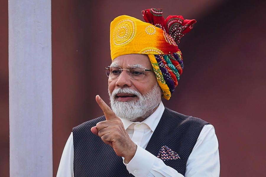 ২০২৩ সালেও তেমনই বিধানসভা নির্বাচন ছিল কর্নাটকে। যা হয়ে গিয়েছে। বাকি আছে রাজস্থানের নির্বাচন। বিজেপি সরকার ক্ষমতায় থাকা কর্নাটক নিয়ে বোধ হয় খুব একটা চিন্তিত ছিলেন না মোদী। বিরোধীরা বলছেন, আসলে মোদীর লক্ষ্য কংগ্রেসে শাসনে থাকা রাজস্থান। তাই সাধারণতন্ত্র দিবস এবং স্বাধীনতা দিবস— দু’দিনই পোশাকে রাজস্থানকে প্রাধান্য দিয়েছেন প্রধানমন্ত্রী। 