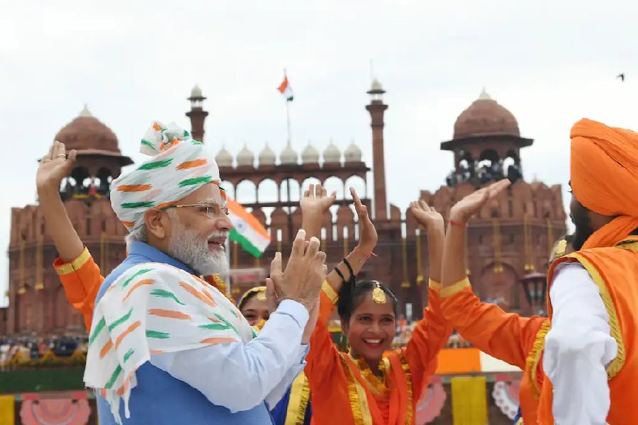 স্বাধীনতার ৭৫ বছর পূর্তিতে ২০২২ সালে মোদী পরেছিলেন সাদার উপর গেরুয়া এবং সবুজ রঙের আঁচড় দেওয়া সাফা বা পাগড়ি। কোমর ছাড়িয়ে দুলছিল পাগড়ির লেজ। গায়ে ছিল গাঢ় আকাশি বন্ধগলা এবং সাদা চুড়িদার কুর্তা।