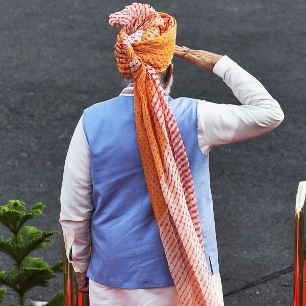 ২০২১ সালে ‘আজাদি কা অমৃত মহোৎসব’-এর ঘোষণা করেছিলেন মোদী, সে বছরও গাঢ় আকাশি বন্ধগলা জ্যাকেট ছিল মোদীর পরনে। সঙ্গে সরু তাঁতের পাড়ের উড়নি। বাংলায় বিধানসভা ভোটে অবশ্য হেরেছিল বিজেপি।  