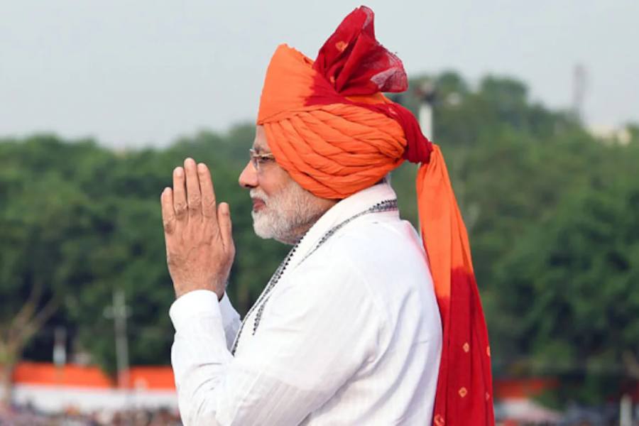 ২০১৮ সালে লাল কেল্লায় মোদী পরেছিলেন গাঢ় গেরুয়া এবং লাল রঙের পাগড়ি। সেই পাগড়িও ছিল রাজস্থানি বাঁধনি কাপড়ের।