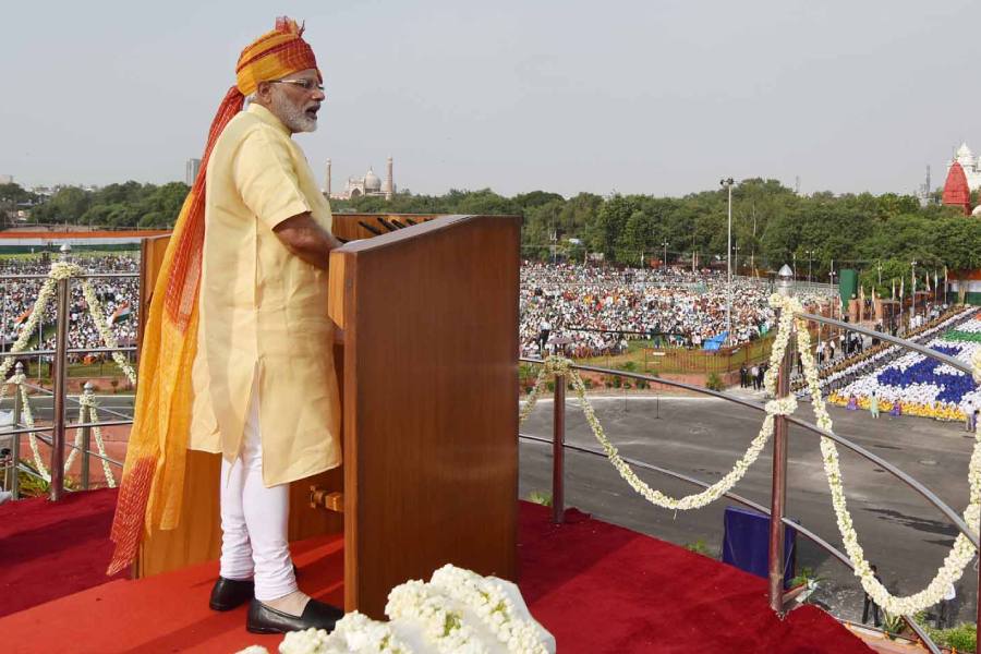২০১৭ সালে মোদীর পাগড়িতে ছিল উজ্জ্বল লাল-হলুদ রঙের বৈচিত্র। হাফ হাতা মোদী কুর্তার রং ছিল ফিকে হলুদ। তার উপর রূপোলি সুতোর চৌখুপি। এ-ও রাজস্থান-গুজরাতের টাই অ্যান্ড ডাই কাপড়ের। 