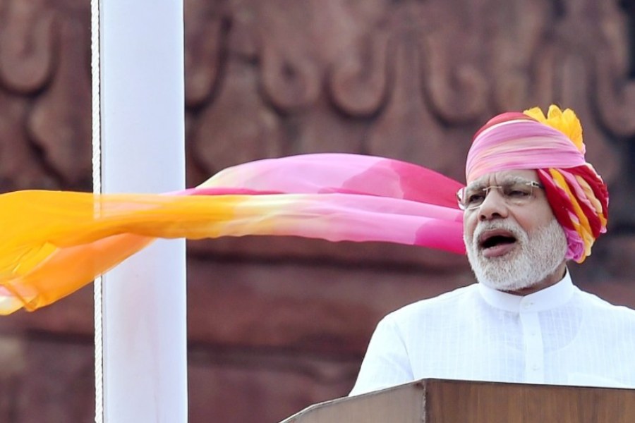 ২০১৬ সালে হাফহাতা সাদা কুর্তা-পাজামার সঙ্গে গেরুয়া, হলুদ, লাল এবং গোলাপি রঙের ডাই করা পাগড়ি পরেছিলেন মোদী। 