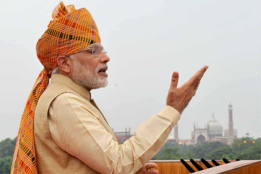 ২০১৫ সাল ছিল প্রধানমন্ত্রী হিসাবে মোদীর দ্বিতীয় বছর। ঘিয়ে রঙের কুর্তা এবং জ্যাকেটের সঙ্গে রং-বেরঙের রেখা টানা পাগড়ি বেছে নিয়েছিলেন মোদী।