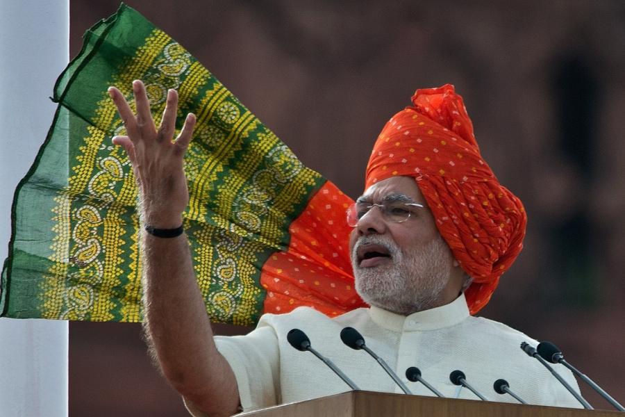 ২০১৪ ছিল প্রধানমন্ত্রী হিসাবে লাল কেল্লায় মোদীর প্রথম ভাষণ, সে বারও রাজস্থানের যোধপুরী প্রিন্টের উজ্জ্বল লাল-সবুজ পাগড়ি পরেছিলেন মোদী। সঙ্গে অফ হোয়াইট কুর্তা। 