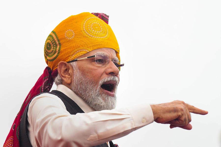 সুতরাং রাজস্থানে ভোট হোক বা না হোক, গত দশ বছরের মোদীর পাগড়ির কাপড় বাছাইয়ে স্পষ্ট রাজস্থান বা গুজরাতের কাপড়ের প্রতি আলাদা টান রয়েছে মোদীর। বেশ বদলে তিনি প্রচার করার চেষ্টা করেননি এমন নয়। তবে রাজস্থানের কাপড় শুধু বিধানসভা ভোটের জন্য বেছে নিয়েছেন তা-ও নয়।  আসলে  মোদী চান স্বাধীনতা দিবসের মতো বড় মঞ্চে উজ্জ্বল হোক তাঁর উপস্থিতি। হয়তো তাই রাজস্থানের উজ্জ্বল রঙের কাপড় বার বার বেছেন নিয়েছেন তিনি।  