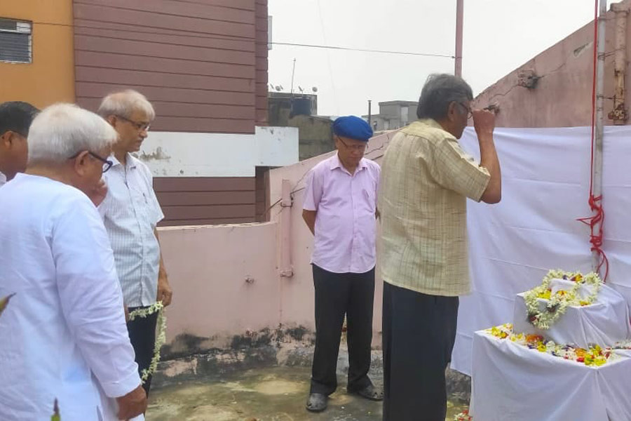 আলিমুদ্দিন স্ট্রিটের ছাদে জাতীয় পতাকা উত্তোলনের অনুষ্ঠানে বিমান বসু, সূর্যকান্ত মিশ্র প্রমুখ।