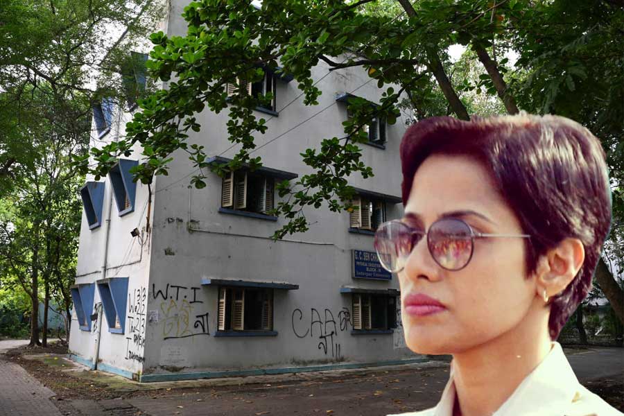 Representative of West Bengal human rights commission goes to Jadavpur University to collect information about student death