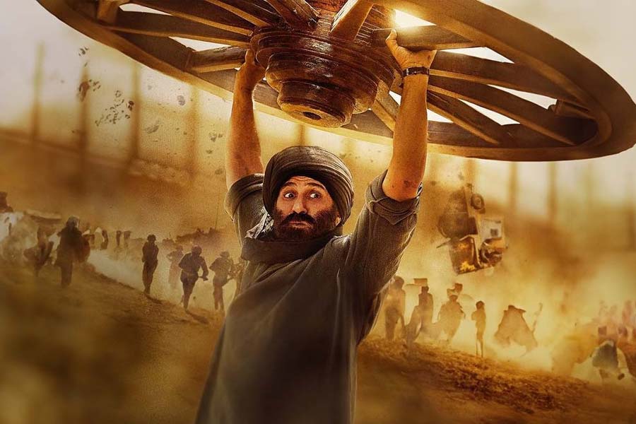 বলিপাড়ার ছবি বিশেষজ্ঞেরা অনুমান করেছিলেন, ১১ অগস্ট সানি দেওল অভিনীত ‘গদর ২’ মুক্তি পেলে তা ‘পাঠান’-এর নজির ভেঙে ফেলবে।