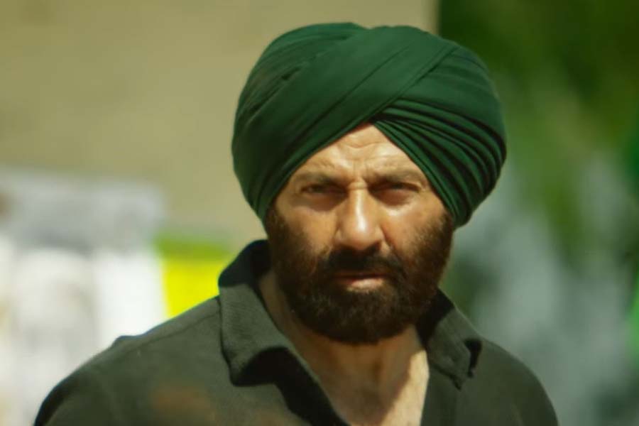 কিন্তু মুক্তির প্রথম দিন ৪০ কোটি টাকার ব্যবসা করে ‘গদর ২’। বিশেষজ্ঞদের এই অনুমান না মিললেও তাঁদের অঙ্কের হিসাব এখনও বাকি। তাঁদের দাবি, ‘পাঠান’কে টেক্কা দিতে পারার মতো ছবি এখনও মুক্তির অপেক্ষায়।