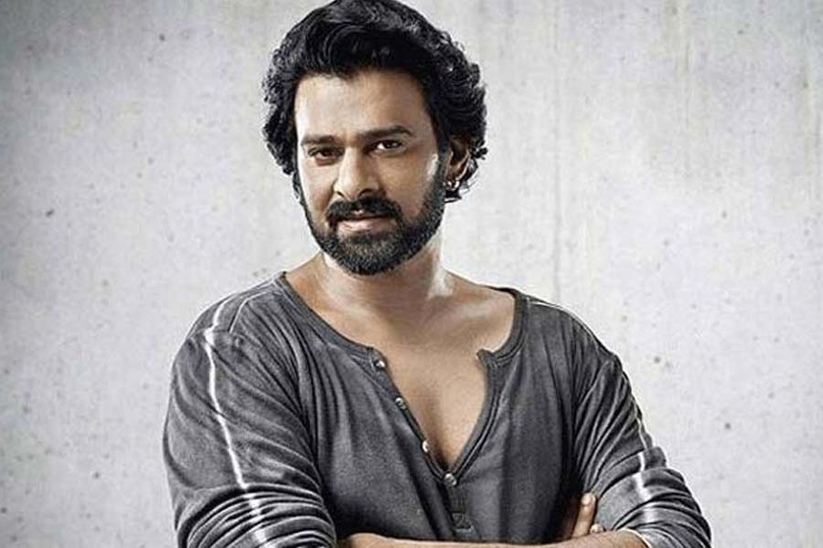 তালিকায় অন্য এক দক্ষিণী অভিনেতার ছবিও রয়েছে। ‘কল্কি ২৮৯৮ এডি’ ছবিতে মুখ্য চরিত্রে অভিনয় করতে দেখা যাবে প্রভাসকে। প্রভাসের ‘লুক’ প্রকাশ্যে আসার পর দর্শকের মধ্যে কৌতূহল যেন দশ গুণ বৃদ্ধি পেয়েছে।