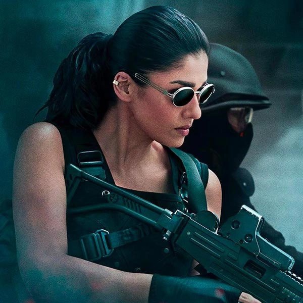 ‘জওয়ান’ ছবিতে মুখ্য চরিত্রে অভিনয় করেছেন শাহরুখ, এ ছাড়াও রয়েছেন নয়নতারা, বিজয় সেতুপতির মতো দক্ষিণী তারকারা। ক্যামিয়ো চরিত্রে দেখা যাবে দীপিকা পাড়ুকোনকে। 