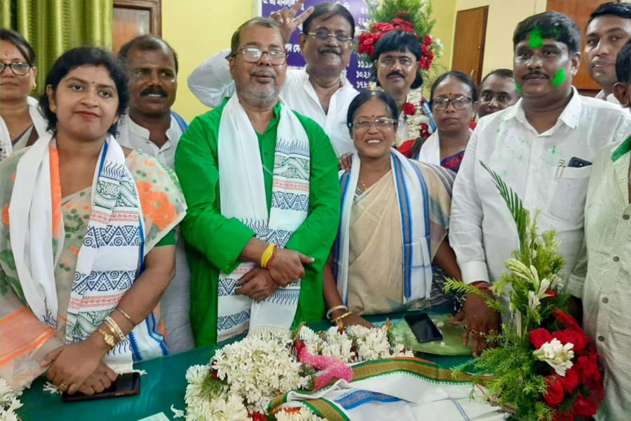 হাওড়া জেলা পরিষদের সভাধিপতি ও সহ-সভাধিপতি অন্য সদস্যদের সঙ্গে।