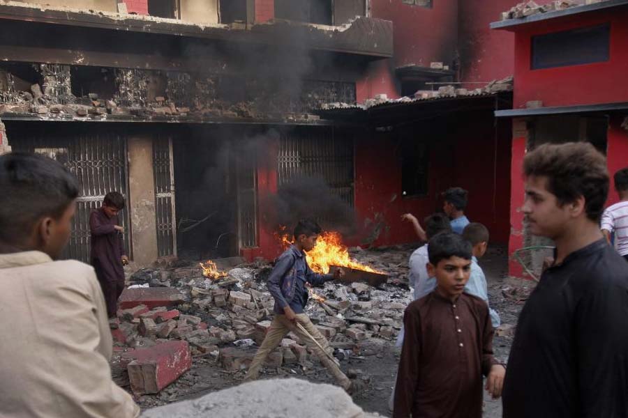 At least 9 churches set ablaze in Faisalabad of Pakistan’s Punjab province after accusations of blasphemy