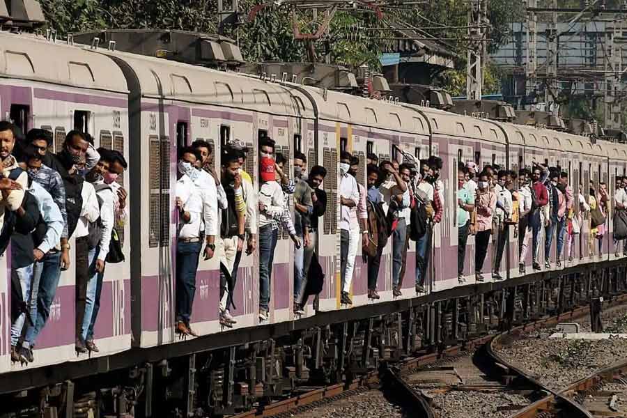 Govt staff crushed under train after man punches him during argument in a Mumbai station