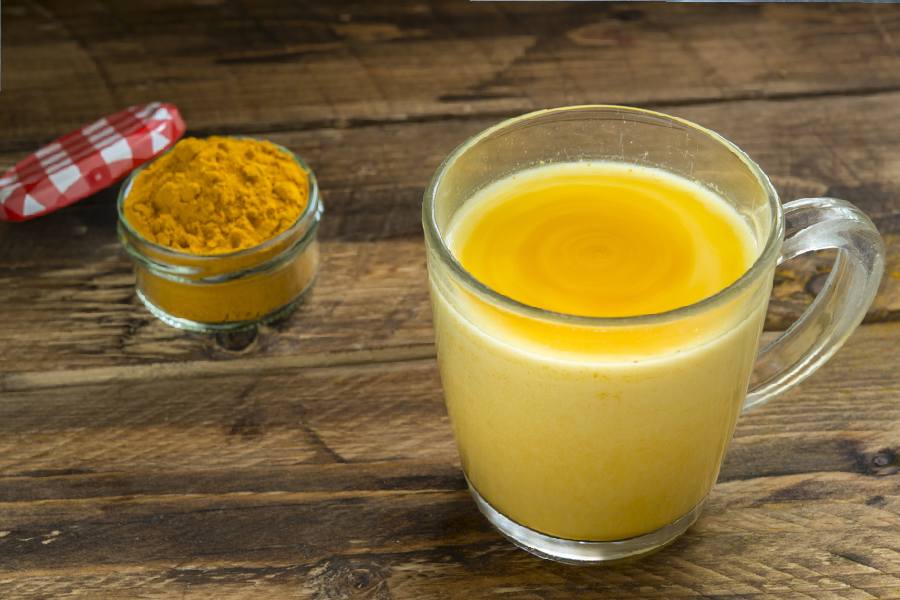 ব্যাক্টেরিয়াজাত সংক্রমণ থেকে দূরে থাকতে হলুদ-দুধের উপর ভরসা রাখতেই পারেন।