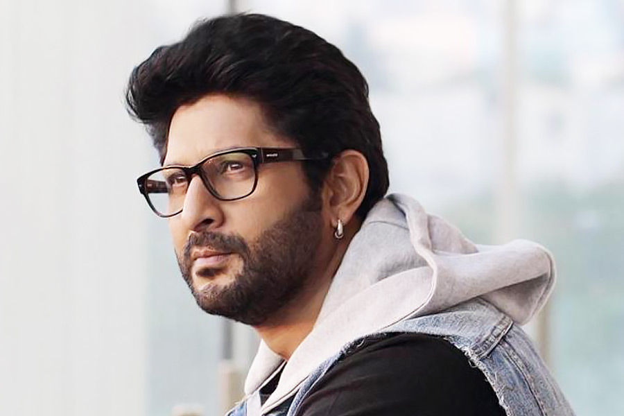 ২০০৬ সাল থেকে ছোট পর্দায় সম্প্রসারণ শুরু হয় ‘বিগ বস্’-এর। প্রথম সিজ়নে সঞ্চালকের ভূমিকায় দেখা গিয়েছিল বলি অভিনেতা আরশাদ ওয়ারসিকে।