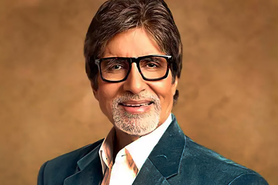 কানাঘুষো শোনা যায়, অমিতাভ নাকি নিজে থেকেই ‘বিগ বস্’ থেকে সরে যান। অভিনেতার হাতে প্রচুর কাজ চলে আসায় শোয়ের জন্য আলাদা ভাবে শুটিংয়ের সময় বার করতে পারছিলেন না তিনি। তাই শোয়ের নির্মাতারা অন্য তারকার সন্ধান শুরু করেন।