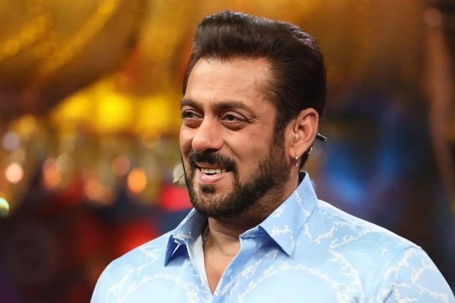 অমিতাভের পর ‘বিগ বস্’ রিয়্যালিটি শোয়ের সঞ্চালনার দায়িত্ব পান বলি অভিনেতা সলমন খান। কিন্তু নির্মাতাদের প্রথম পছন্দ ছিলেন না তিনি।