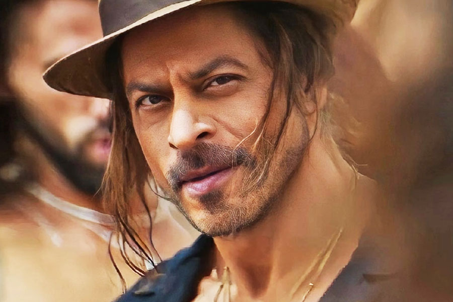 সলমন নন, বলিউডের বাদশাহ শাহরুখ খানকে সঞ্চালনার প্রস্তাব দিয়েছিলেন ‘বিগ বস্’-এর নির্মাতারা। কিন্তু শাহরুখও সে প্রস্তাব খারিজ করে দেন।