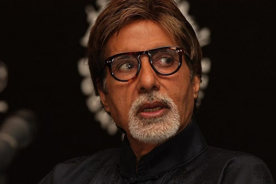 ‘কৌন বনেগা ক্রোড়পতি’ শোয়ের ক্ষেত্রেও একই ঘটনা ঘটতে দেখা যায়। বহু বছর ধরে এই শোয়ের সঞ্চালনার সঙ্গে যুক্ত ছিলেন অমিতাভ বচ্চন। কিন্তু ২০০৭ সালে মুখবদল হয়।