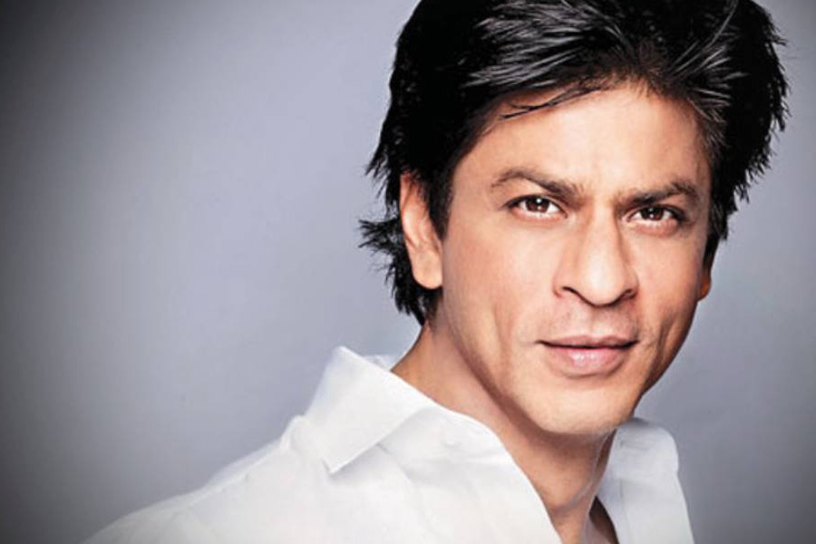 বলিপাড়ায় কানাঘুষো শোনা যায়, অমিতাভ অসুস্থ থাকার কারণে সে বছর ‘কৌন বনেগা ক্রোড়পতি’তে সঞ্চালনা করতে পারেননি। অমিতাভের অনুপস্থিতিতে তাই শাহরুখের কাছে প্রস্তাব নিয়ে যান শোয়ের নির্মাতারা।