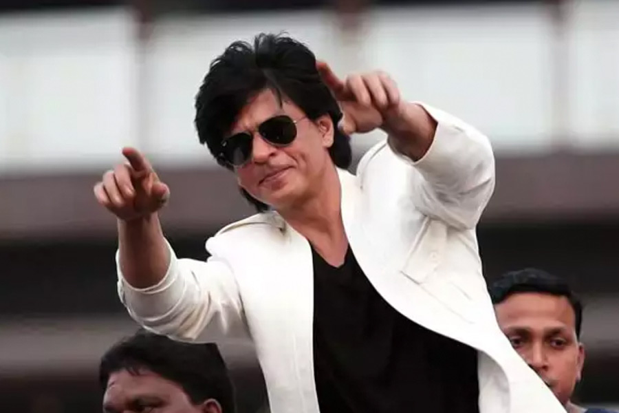 সলমন বলেন, ‘‘শাহরুখ অন্য কাজ নিয়ে ব্যস্ত ছিলেন। ছবির শুটিং ছিল ওঁর। তা ছাড়া কাঁধে চোটও পেয়েছিলেন। সে সব কারণেই ‘বিগ বস্’-এ কাজ করতে পারেননি। আগে শাহরুখকেই স়ঞ্চালনার প্রস্তাব দেওয়া হয়েছিল, এটা সত্যি।’’