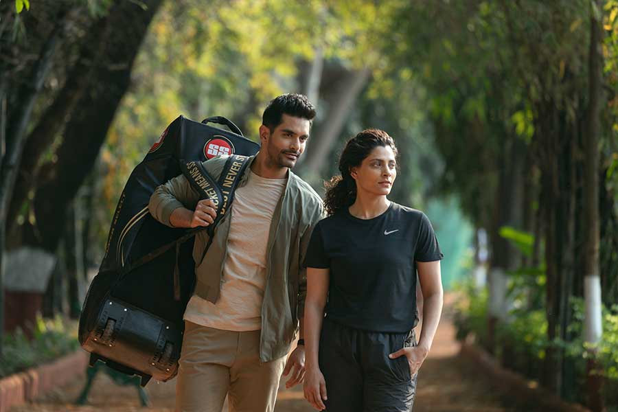  ‘ঘুমর’ ছবির একটি দৃশ্যে (বাঁ দিকে) অঙ্গদ বেদী। (ডান দিকে) সইয়ামি খের।