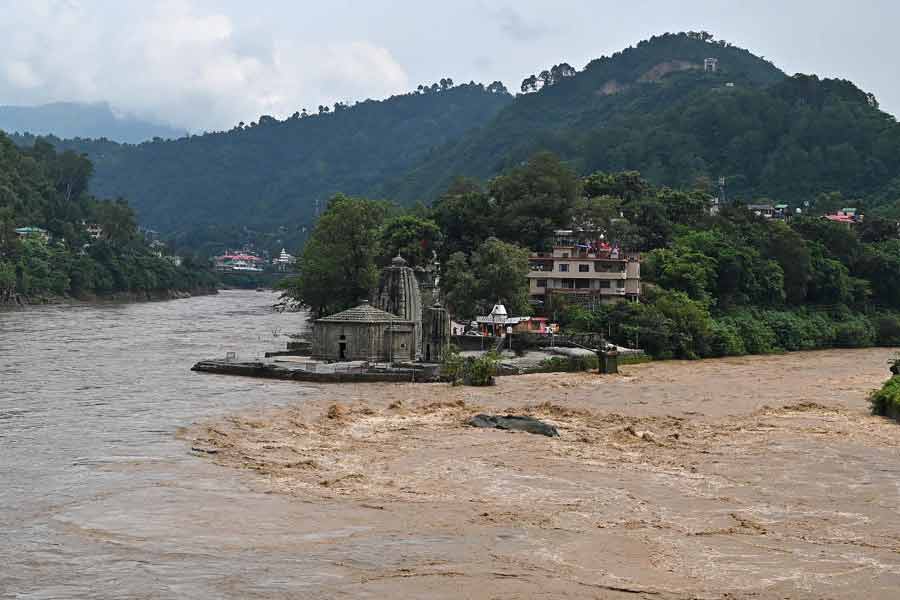 হালকা, ভারী না কি অতি ভারী বৃষ্টি হবে, তা বলতে পারে আবহাওয়া দফতর। তবে বৃষ্টির পরিমাণ উল্লেখ করতে পারে না। সে কারণে মেঘভাঙা বৃষ্টির পূর্বাভাস দিতে পারেন না আবহবিদেরা।