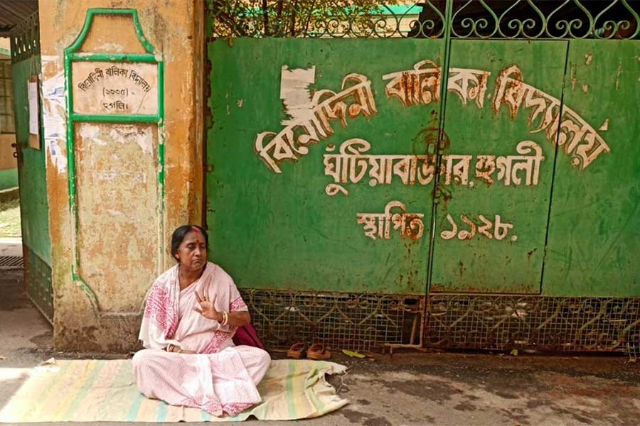 প্রধান শিক্ষিকা হওয়ার দাবিতে স্কুলের গেটে অবস্থান শিক্ষিকার। 